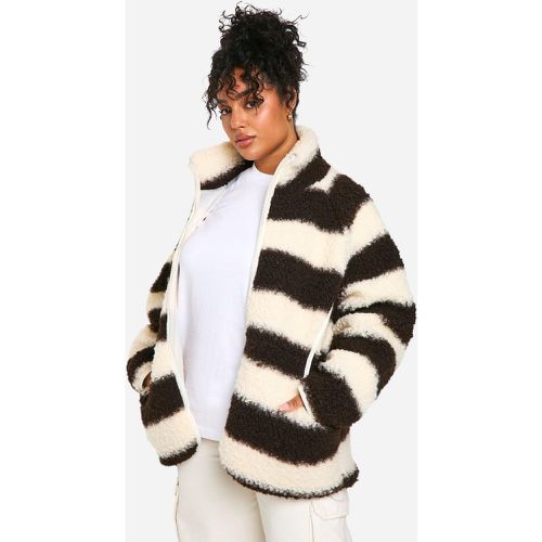 Chaqueta Plus Oversize De Rayas Con Cremallera Y Pelo Rizado - boohoo - Modalova