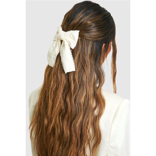 Pearl Trim Large Bow Hair Clip - boohoo - Modalova