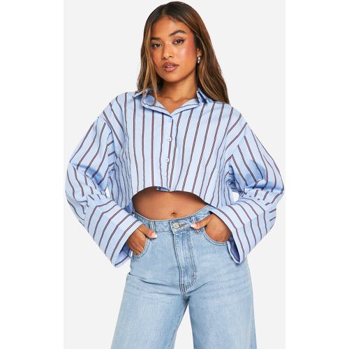 Camicia corta Petite a righe con maniche ampie - boohoo - Modalova