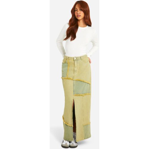 Gonna maxi in denim verde effetto patchwork con dettagli sfilacciati e spacco frontale - boohoo - Modalova