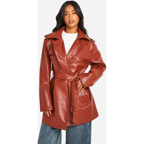 Cappotto Trench corto Petite con cintura - boohoo - Modalova