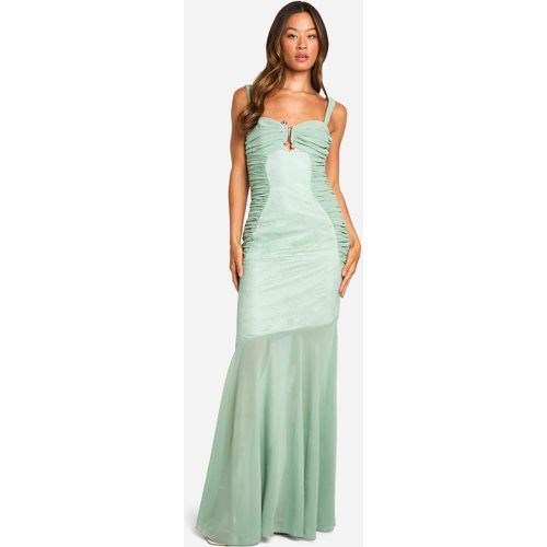 Vestito maxi Tall misto in pizzo e chiffon con ruches - boohoo - Modalova