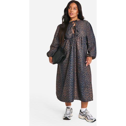 Vestito grembiule midi Plus Size in tessuto leopardato - boohoo - Modalova