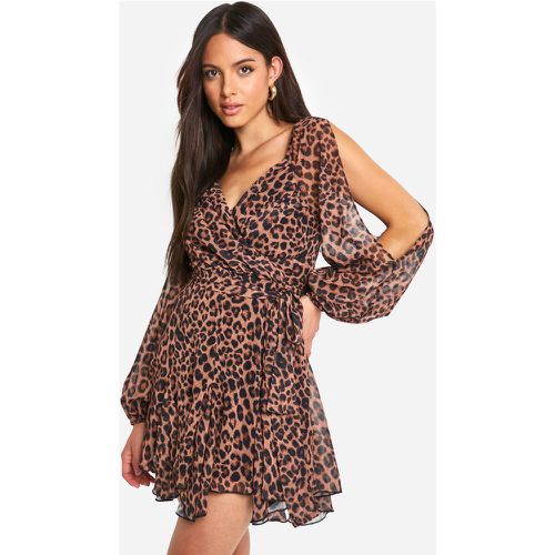 Vestito Skater a incrocio in chiffon leopardato con laccetti sul retro e maniche a sbuffo - boohoo - Modalova