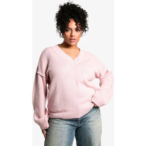 Maglione Plus Size extra comodo in maglia morbida con scollo a V e cuciture - boohoo - Modalova