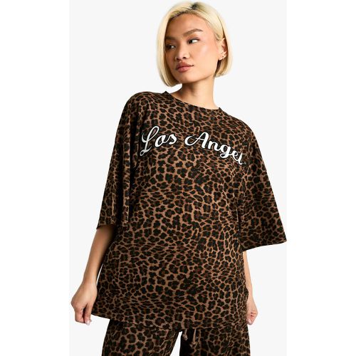 T-SHIRT OVERSIZE CON STAMPA LEOPARDATA CON APPLICAZIONI DI LOS ANGELES - boohoo - Modalova