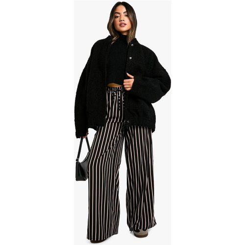 Pantaloni a gamba ampia a righe con coulisse in vita - boohoo - Modalova