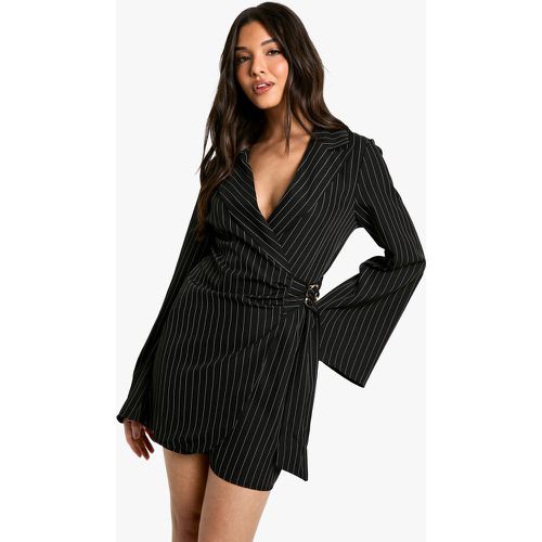 Vestito Blazer sartoriale a righe verticali con fibbia e laccetti in vita - boohoo - Modalova