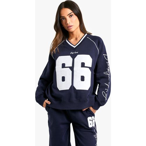 Sudadera Petite Con Aplique 66 Y Escote De Pico - boohoo - Modalova