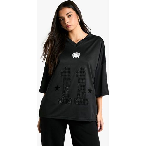 Top da calcio oversize con slogan stile college, strass e scollo a V - boohoo - Modalova