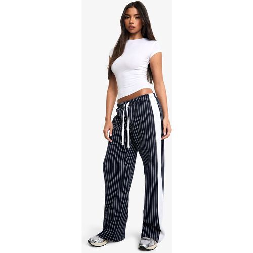 Pantaloni tuta a gamba ampia minimali a righe verticali con fascia in vita a contrasto - boohoo - Modalova