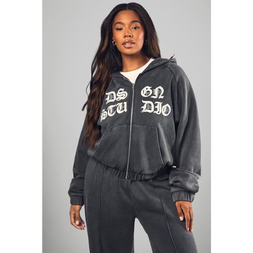 Giacca Plus Size slavata con applique Dsgn Studio, zip e cappuccio - boohoo - Modalova