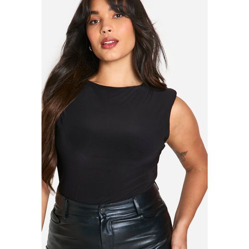 Top Plus Size smanicato con spalline imbottite - boohoo - Modalova