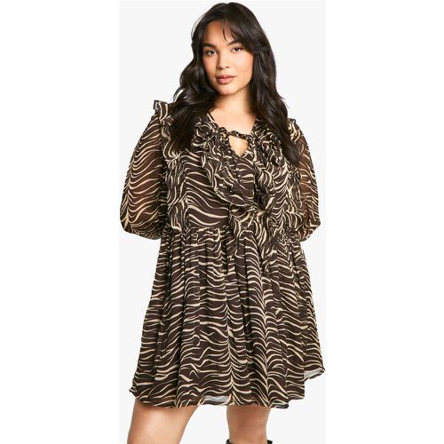 Vestito grembiule Plus Size con stampa animalier e arricciature - boohoo - Modalova