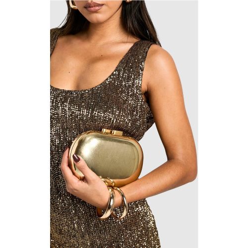 Bolso De Mano Ovalado De Metal Dorado - boohoo - Modalova