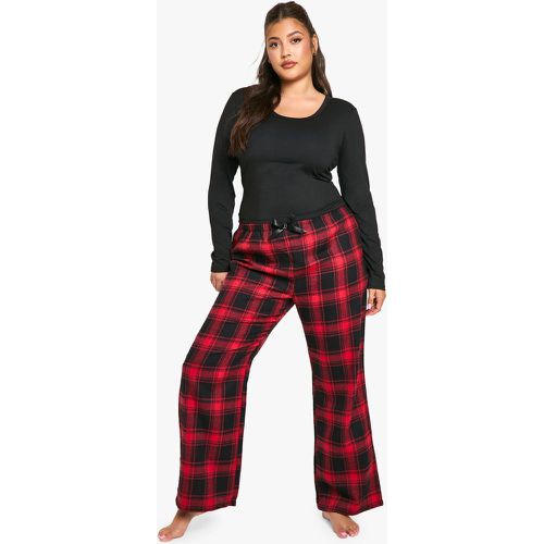 Set pigiama Plus Size a maniche lunghe a quadri & pantaloni - boohoo - Modalova