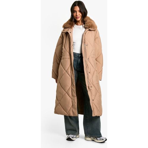 Parka Maxi Premium Acolchada Con Ribete De Pelo Sintético - boohoo - Modalova