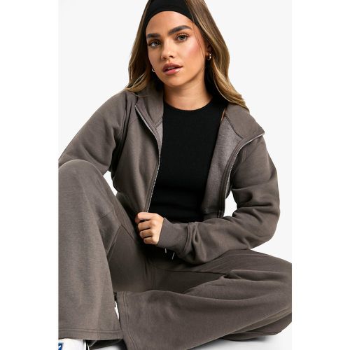 Tuta sportiva Petite corta con zip, fascia in vita spessa e cappuccio - boohoo - Modalova