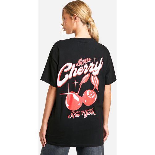 T-shirt oversize con grafica di ciliegie - boohoo - Modalova