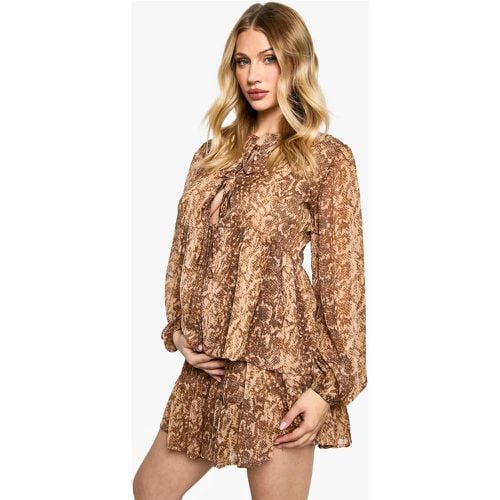 Top a grembiule Premaman a maniche lunghe in chiffon con laccetti frontali e stampa effetto pelle di serpente - boohoo - Modalova