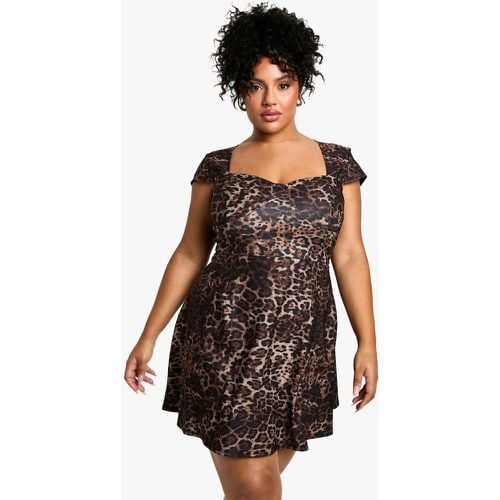 Vestito Skater Plus Size in bengalina leopardato con maniche ad aletta - boohoo - Modalova