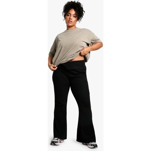 Pantaloni a zampa Plus Size a coste pesanti con fascia in vita a V - boohoo - Modalova