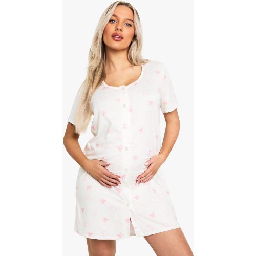 Camicia da notte Premaman con stampa di cuori e fiocchi - boohoo - Modalova