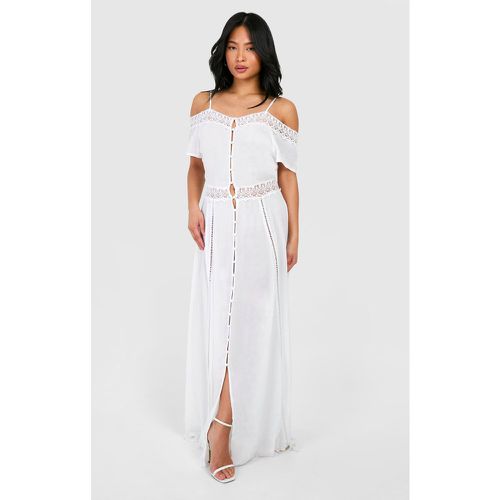 Vestito maxi Petite effetto crespo con scollo Bardot in pizzo - boohoo - Modalova