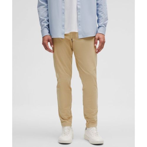 – ABC Chinohose im Slim Fit Warpstreme für Männer – 76 cm – Khaki – Größe 28 - lululemon - Modalova