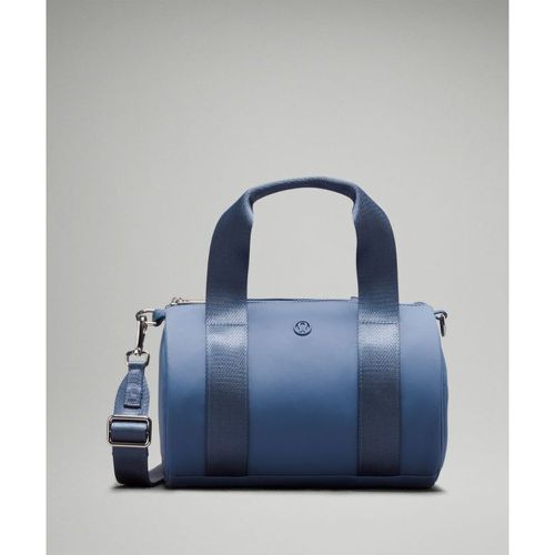 – Knit Nylon Mini Barrel Duffle Bag 5L – Blau - lululemon - Modalova