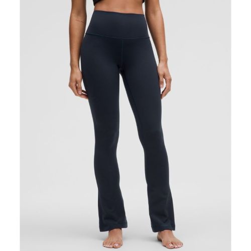 Designt für Yoga und Casual. Schmiegt sich vom Bund bis zum Knie an deinen Körper an. Erweitert sich dezent vom Knie bis zum Saum. Volle Länge soll - 145451363 - Modalova