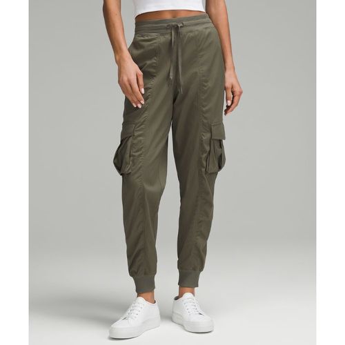 – Dance Studio Jogger mit mittelhohem Bund und Cargotaschen im Relaxed Fit für Frauen – Größe L - lululemon - Modalova