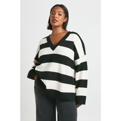 Maglione Plus Size a righe con scollo a V - boohoo - Modalova