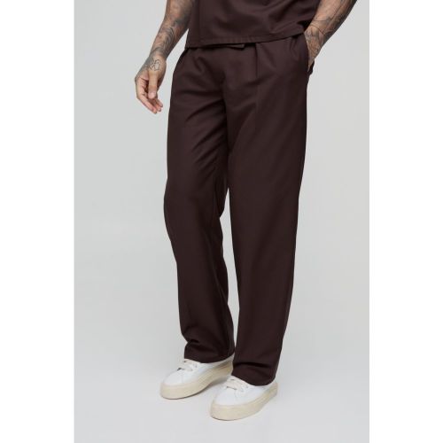 Pantaloni sartoriali Tall con cintura e pieghe - boohoo - Modalova