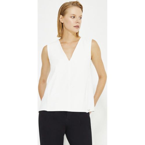 Blusen White Sleeveless V Neck Flowing Blouse - Just Like You - Modalova