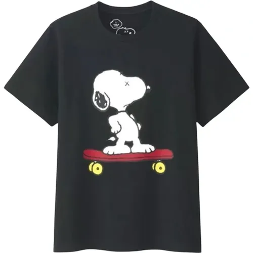 Limitierte Auflage Snoopy Skateboarding Tee , Herren, Größe: L - Kaws - Modalova