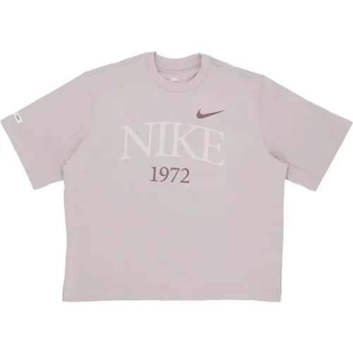 Klassisches Boxy Tee Violett Damen T-Shirt , Damen, Größe: S - Nike - Modalova