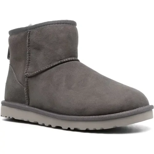 Grey Classic Mini Boots , male, Sizes: 7 UK, 8 UK - Ugg - Modalova