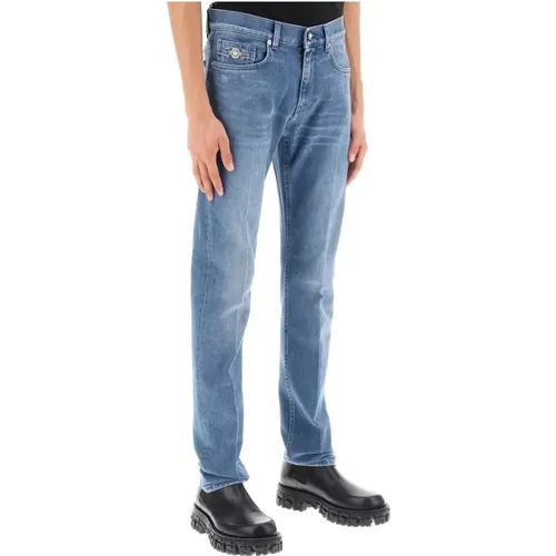 Slim Fit Stretch Denim Jeans mit Metall-Medusa-Verzierungen - Versace - Modalova