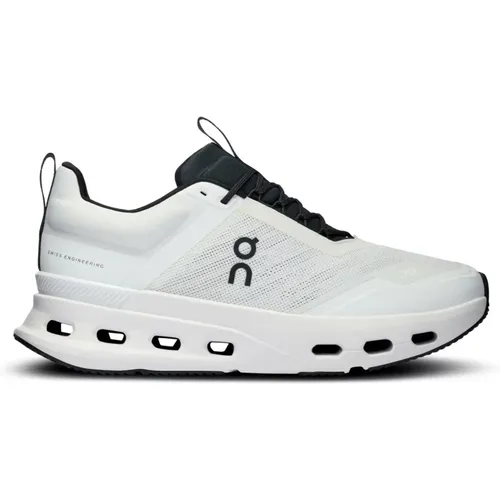 Cloudnova Weiße Sneakers mit außergewöhnlichem Grip , Damen, Größe: 36 1/2 EU - ON Running - Modalova