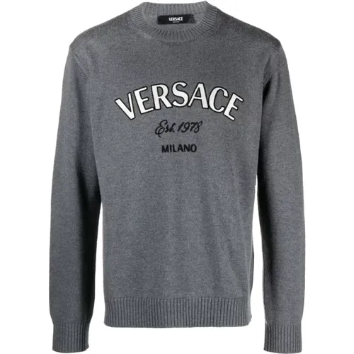 Grauer Strickpullover mit Milano-Stempel-Stickerei , Herren, Größe: M - Versace - Modalova