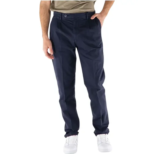 Slim-fit Trousers , male, Sizes: W31 L32, W34 L32, W38 L32, W36 L32, W33 L32, W32 L32, W30 L32 - Guess - Modalova