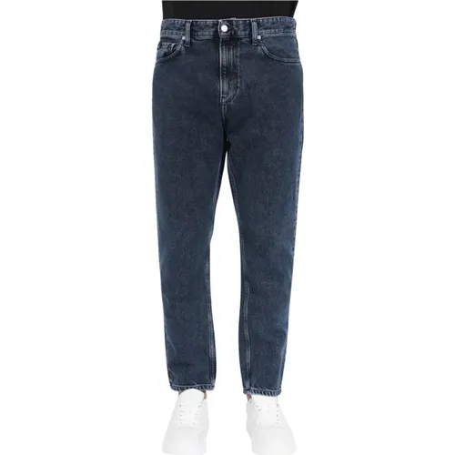 Herren Jeans in dunklem Denim mit lockerer Passform - Calvin Klein Jeans - Modalova