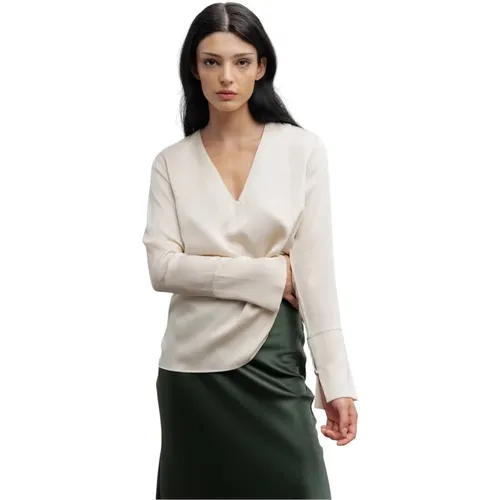 Kelly v-neck silk blouse cream - Ahlvar Gallery - Modalova