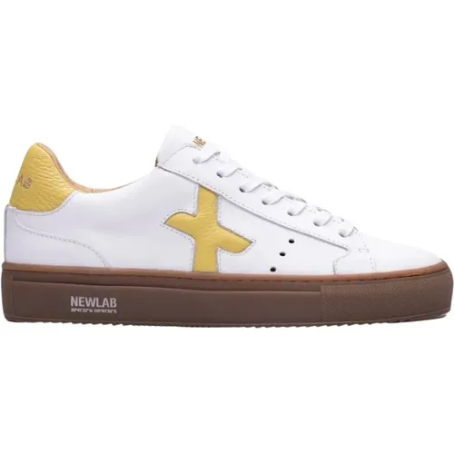 Weiße Ledersneaker mit gelben Details , Herren, Größe: 44 EU - Newlab - Modalova