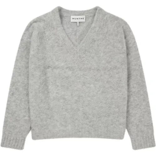 Weicher und Gemütlicher Strickpullover mit V-Ausschnitt - Larussa Strik 1613/23472 80-Light Grey , Damen, Größe: XL - Munthe - Modalova