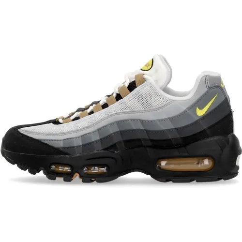 White/yellow Strike Air Max 95 Low Sneaker , male, Sizes: 6 UK, 4 1/2 UK - Nike - Modalova