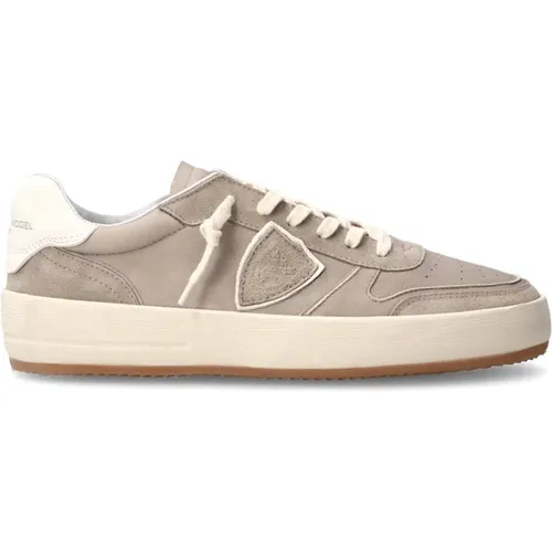 Graue Sneakers mit Perforierter Spitze , Herren, Größe: 45 EU - Philippe Model - Modalova