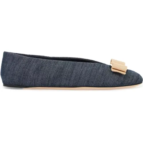 Denim Ballet Flats mit Vara Bow , Damen, Größe: 38 1/2 EU - Salvatore Ferragamo - Modalova