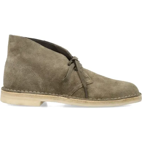 Closed Pale Khaki Suede Desert Boot , male, Sizes: 6 1/2 UK, 7 UK, 9 UK, 7 1/2 UK, 9 1/2 UK, 8 1/2 UK, 10 1/2 UK, 8 UK - Clarks - Modalova